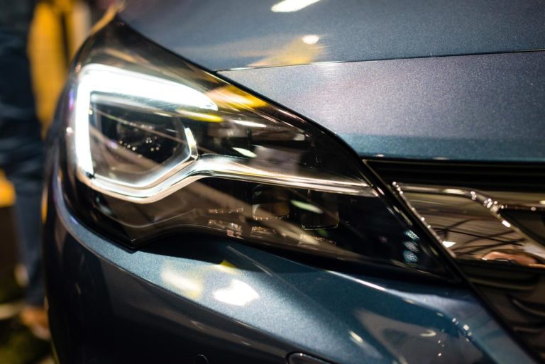 Dlaczego warto zdecydować się na regenerację reflektorów samochodowych?