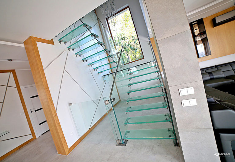 Coraz częściej decydujemy się na montaż schodów szklanych